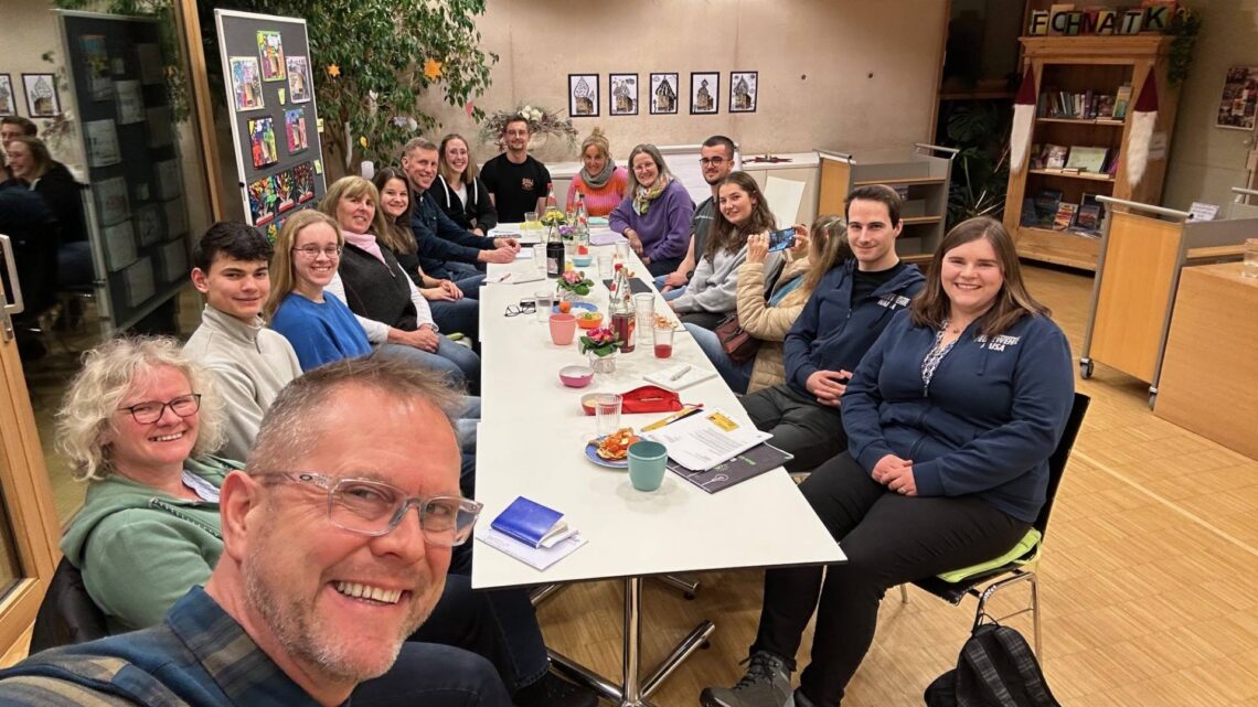 1.	Dritter Vereinsstammtisch zur Jugendarbeit in Litzendorf - Gute Stimmung, gute Gespräche (Quelle: Landratsamt Bamberg/Oliver Schulz-Mayr)