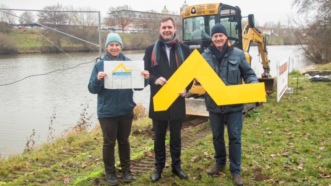 Baubeginn für neue Kanutreppe am Bamberger Faltboot-Club 10 Baubeginn für die neue Kanutreppe am Bamberger Faltboot-Club. Zum Saisonstart 2026 soll alles fertig sein und die Gelbe Welle die Anlegestelle vom Fluss aus gut kenntlich machen.
v. l. n. r: Dr. Anne Schmitt (Geschäftsführerin Flussparadies Franken), Bürgermeister Jonas Glüsenkamp (stellv. Vorsitzender Flussparadies Franken), Ronald Schwarz (Vorstandsvorsitzender Bamberger Faltboot-Club). (Quelle: Flussparadies Franken)