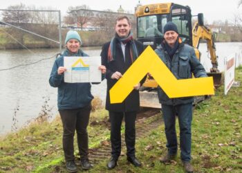 Baubeginn für neue Kanutreppe am Bamberger Faltboot-Club 17 Baubeginn für die neue Kanutreppe am Bamberger Faltboot-Club. Zum Saisonstart 2026 soll alles fertig sein und die Gelbe Welle die Anlegestelle vom Fluss aus gut kenntlich machen.
v. l. n. r: Dr. Anne Schmitt (Geschäftsführerin Flussparadies Franken), Bürgermeister Jonas Glüsenkamp (stellv. Vorsitzender Flussparadies Franken), Ronald Schwarz (Vorstandsvorsitzender Bamberger Faltboot-Club). (Quelle: Flussparadies Franken)