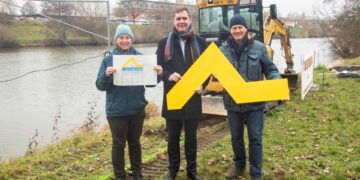 Baubeginn für neue Kanutreppe am Bamberger Faltboot-Club 13 Baubeginn für die neue Kanutreppe am Bamberger Faltboot-Club. Zum Saisonstart 2026 soll alles fertig sein und die Gelbe Welle die Anlegestelle vom Fluss aus gut kenntlich machen.
v. l. n. r: Dr. Anne Schmitt (Geschäftsführerin Flussparadies Franken), Bürgermeister Jonas Glüsenkamp (stellv. Vorsitzender Flussparadies Franken), Ronald Schwarz (Vorstandsvorsitzender Bamberger Faltboot-Club). (Quelle: Flussparadies Franken)