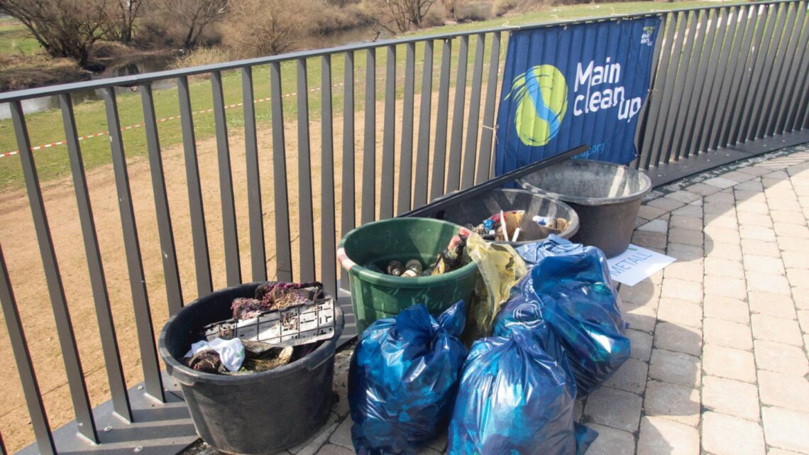 Der aufgesammelte Müll kann nicht mehr als Mikroplastik über die Flüsse ins Meer gelangen. (Foto: Anne Schmitt/Flussparadies Franken)