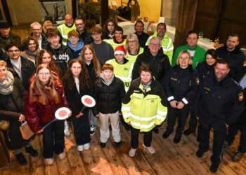Gruppenbild mit Landrat Johann Kalb und den Verkehrshelfern aus Stegaurach (Quelle: Ronald Rinklef)