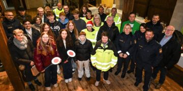 Landkreis Bamberg ehrt engagierte Verkehrshelfer 13 Gruppenbild mit Landrat Johann Kalb und den Verkehrshelfern aus Stegaurach (Quelle: Ronald Rinklef)