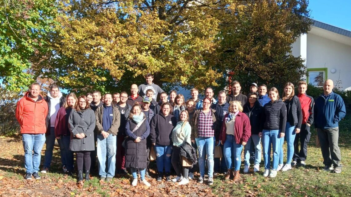 Die Teilnehmendem vom Seminar inklusive Trainer (Quelle: Monika Schramm)