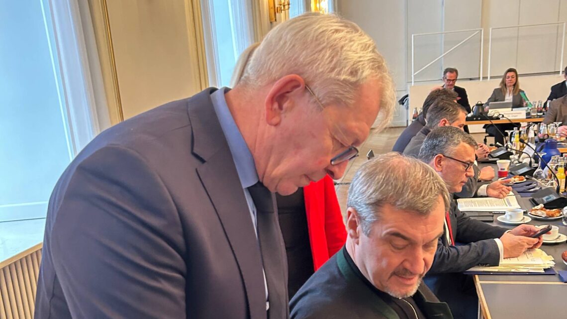 Landrat Kalb im Gespräch mit Ministerpräsident Söder (Quelle: Landratsamt Bamberg / Förtsch)