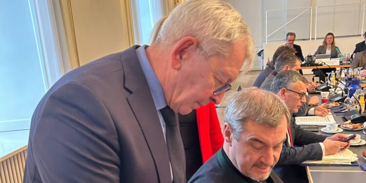 Landrat Kalb im Gespräch mit Ministerpräsident Söder (Quelle: Landratsamt Bamberg / Förtsch)