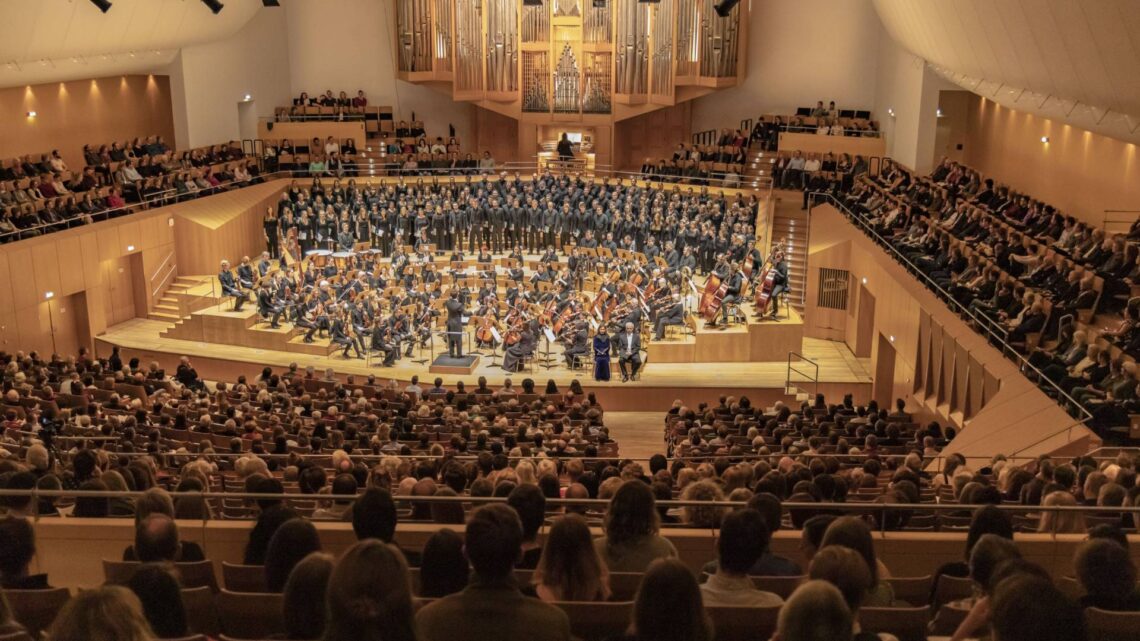 Monumentale Klangwelten in der Konzerthalle Bamberg 10 Die Bamberger Universitätsmusik präsentiert unter der Leitung von Universitätsmusikdirektor Wilhelm Schmidts ein Konzert 'Sea Symphony'. Quelle: Rudolf Hein