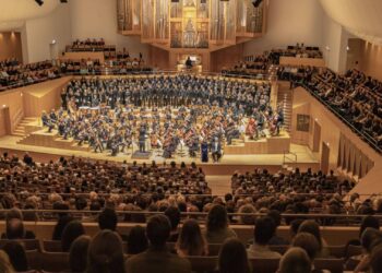 Die Bamberger Universitätsmusik präsentiert unter der Leitung von Universitätsmusikdirektor Wilhelm Schmidts ein Konzert 'Sea Symphony'. Quelle: Rudolf Hein