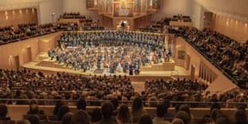Monumentale Klangwelten in der Konzerthalle Bamberg 14 Die Bamberger Universitätsmusik präsentiert unter der Leitung von Universitätsmusikdirektor Wilhelm Schmidts ein Konzert 'Sea Symphony'. Quelle: Rudolf Hein