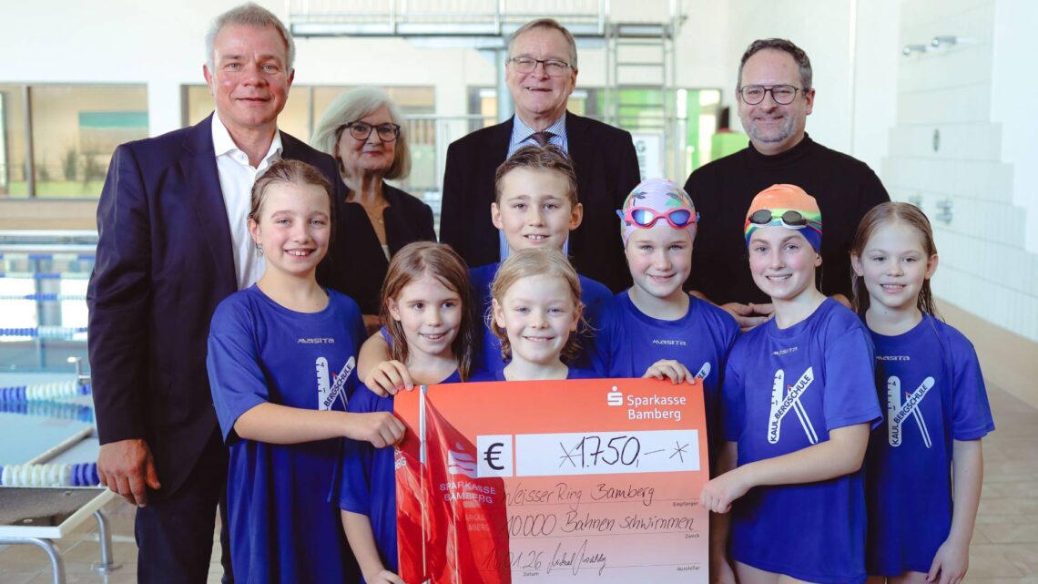Bamberger Kinder gewinnen Schwimmwette im Bambados 10 v. l. n. r.: Stadtwerke-Geschäftsführer Dr. Michael Fiedeldey,
Maria Schuster, Außenstellenleiterin des Weißen Rings e. V.,
Oberbürgermeister Andreas Starke, Bäderleiter Sebastian Imhof
sowie Schülerinnen und Schüler der Kaulbergschule. Quelle: Stadtwerke Bamberg