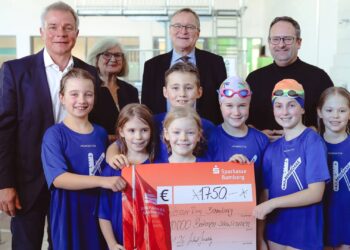 Bamberger Kinder gewinnen Schwimmwette im Bambados 10 v. l. n. r.: Stadtwerke-Geschäftsführer Dr. Michael Fiedeldey,
Maria Schuster, Außenstellenleiterin des Weißen Rings e. V.,
Oberbürgermeister Andreas Starke, Bäderleiter Sebastian Imhof
sowie Schülerinnen und Schüler der Kaulbergschule. Quelle: Stadtwerke Bamberg