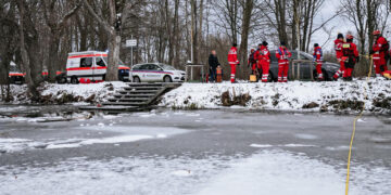 Eisrettung auf der Regnitz: Wasserwacht trainiert unter Extrembedingungen 12 Am Jahnwehr im Bamberger Hain trainierte die Schnell Einsatz Gruppen der Wasserwacht Bamberg, Baunach und Strullendorf gestern den Ernstfall. Bildquelle: Wasserwacht Bamberg