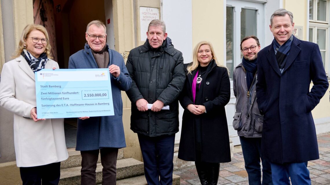 Sabine Poschmann (l.), Parlamentarische Staatssekretärin bei der
Bundesministerin für Wohnen, Stadtentwicklung und Bauwesen,
übergibt den Förderscheck an Oberbürgermeister Andreas Starke. Es
freuen sich (v.r.): MdB Thomas Silberhorn, Museumsdirektor Dr. Fabian
Ludovico, MdL Melanie Huml und MdB Andreas Schwarz. Quelle: Stadt Bamberg, Sonja Seufferth