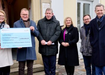 2,55 Millionen Euro für die Zukunft des E.T.A.-Hoffmann-Hauses in Bamberg 10 Sabine Poschmann (l.), Parlamentarische Staatssekretärin bei der
Bundesministerin für Wohnen, Stadtentwicklung und Bauwesen,
übergibt den Förderscheck an Oberbürgermeister Andreas Starke. Es
freuen sich (v.r.): MdB Thomas Silberhorn, Museumsdirektor Dr. Fabian
Ludovico, MdL Melanie Huml und MdB Andreas Schwarz. Quelle: Stadt Bamberg, Sonja Seufferth