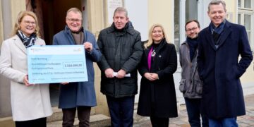 2,55 Millionen Euro für die Zukunft des E.T.A.-Hoffmann-Hauses in Bamberg 15 Sabine Poschmann (l.), Parlamentarische Staatssekretärin bei der
Bundesministerin für Wohnen, Stadtentwicklung und Bauwesen,
übergibt den Förderscheck an Oberbürgermeister Andreas Starke. Es
freuen sich (v.r.): MdB Thomas Silberhorn, Museumsdirektor Dr. Fabian
Ludovico, MdL Melanie Huml und MdB Andreas Schwarz. Quelle: Stadt Bamberg, Sonja Seufferth