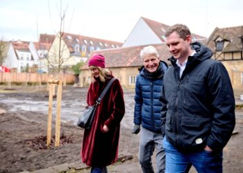 Neue Streuobstwiese bereichert das Bamberger Gärtnerviertel 16 Umweltreferent und Bürgermeister Jonas
Glüsenkamp ließ sich die neu angelegte Streuobstwiese von Familie
Bauer-Bornemann vor Ort zeigen. Quelle: Sonja Seufferth Stadt Bamberg