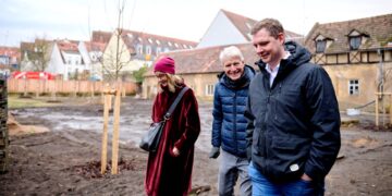 Neue Streuobstwiese bereichert das Bamberger Gärtnerviertel 13 Umweltreferent und Bürgermeister Jonas
Glüsenkamp ließ sich die neu angelegte Streuobstwiese von Familie
Bauer-Bornemann vor Ort zeigen. Quelle: Sonja Seufferth Stadt Bamberg