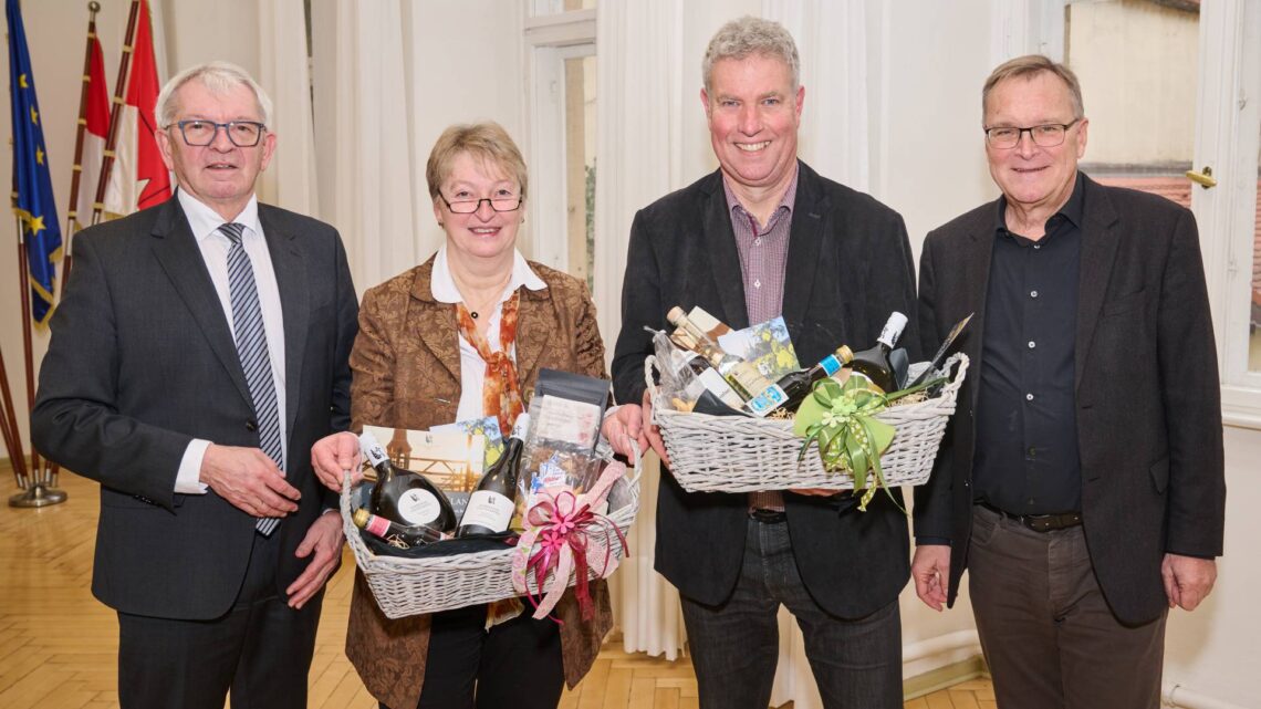 Landrat Johann Kalb, die scheidenden Schulleiter Brigitte Cleary und
Michael Strehler sowie Oberbürgermeister Andreas Starke (v.l.). Quelle: Stadtarchiv Bamberg, Jürgen Schraudner