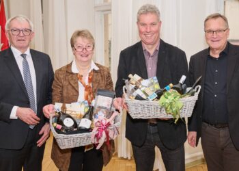 Bamberg sagt Danke: Zwei prägende Schulleitungen gehen in den Ruhestand 11 Landrat Johann Kalb, die scheidenden Schulleiter Brigitte Cleary und
Michael Strehler sowie Oberbürgermeister Andreas Starke (v.l.). Quelle: Stadtarchiv Bamberg, Jürgen Schraudner