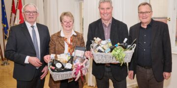 Bamberg sagt Danke: Zwei prägende Schulleitungen gehen in den Ruhestand 15 Landrat Johann Kalb, die scheidenden Schulleiter Brigitte Cleary und
Michael Strehler sowie Oberbürgermeister Andreas Starke (v.l.). Quelle: Stadtarchiv Bamberg, Jürgen Schraudner