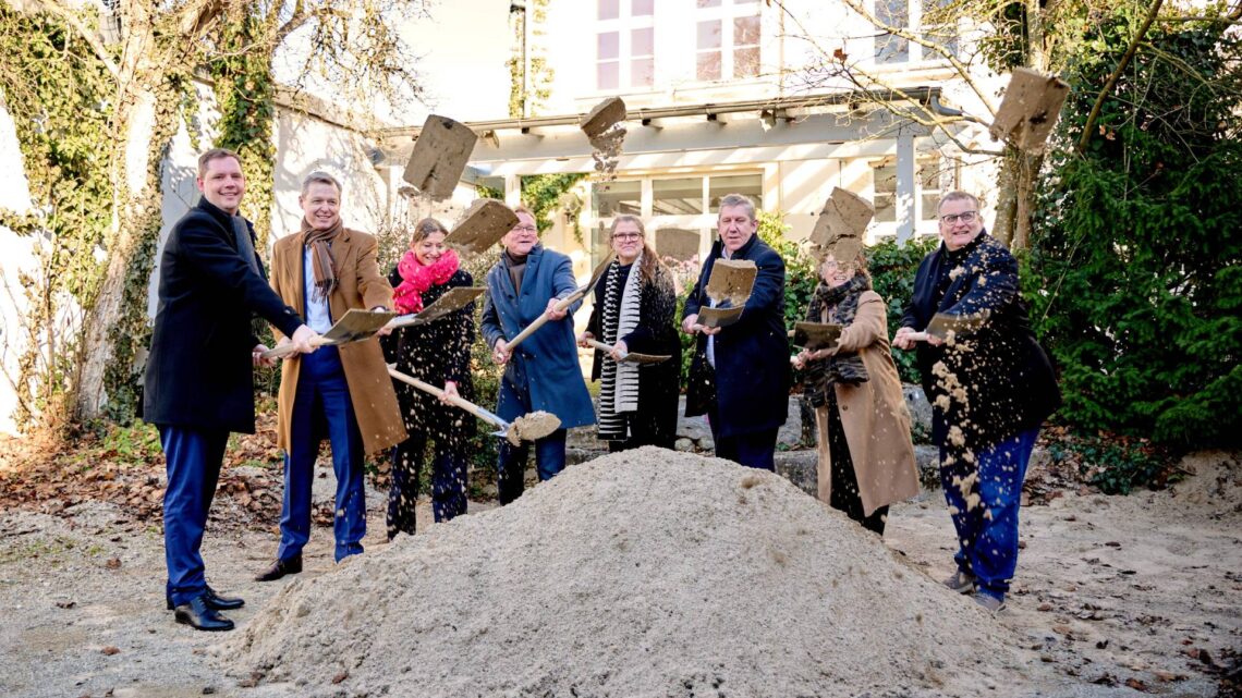 Bürgermeister Jonas Glüsenkamp, MdB Thomas Silberhorn,
Baureferentin Annegret Michler, Oberbürgermeister Andreas Starke,
Susanne Scheele von der Stadtbau GmbH, MdB Andreas Schwarz,
stellvertretende iSo-Geschäftsführerin Sandra Ender und
Finanzreferent Bertram Felix beim symbolischen Spatenstich vorm
JuZ (v.l.). Quelle: Stadt Bamberg, Sonja Seufferth