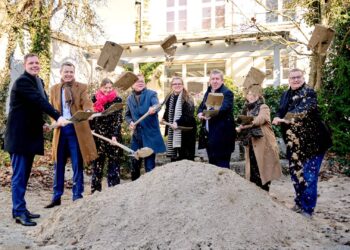 Spatenstich für Bambergs neues Jugendzentrum am Margaretendamm 16 Bürgermeister Jonas Glüsenkamp, MdB Thomas Silberhorn,
Baureferentin Annegret Michler, Oberbürgermeister Andreas Starke,
Susanne Scheele von der Stadtbau GmbH, MdB Andreas Schwarz,
stellvertretende iSo-Geschäftsführerin Sandra Ender und
Finanzreferent Bertram Felix beim symbolischen Spatenstich vorm
JuZ (v.l.). Quelle: Stadt Bamberg, Sonja Seufferth