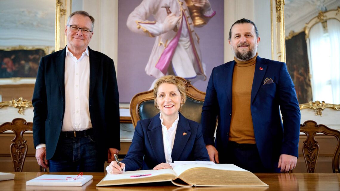 Albanische Botschafterin verewigt sich im Goldenen Buch von Bamberg 10 Die albanische Botschafterin Adia Sakiqi trug sich beim Empfang
von Oberbürgermeister Andreas Starke (l.) ins Goldene Buch der Stadt Bamberg ein. Die Vertreterin war auf Einladung des DeutschAlbanischen Kulturvereins Dardania und dessen Vorsitzenden Florim
Gashi (r.) nach Bamberg gekommen. Quelle: Stadt Bamberg, Sonja Seufferth