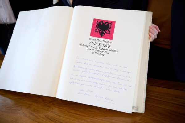 Albanische Botschafterin verewigt sich im Goldenen Buch von Bamberg 11 Albanische Botschafterin verewigt sich im Goldenen Buch von Bamberg 1