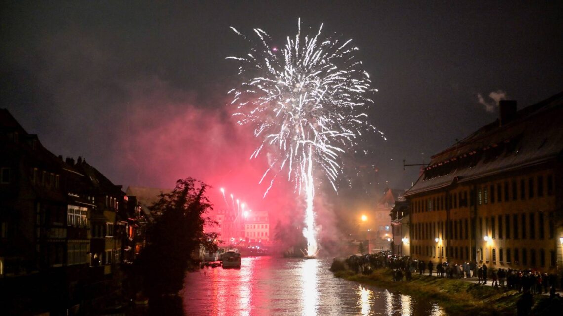 'Feuerwerk für alle' begeistert Bamberg 10 Das erste 'Feuerwerk für alle' auf der Regnitz hat in
der Silvesternacht viele Menschen begeistert. Quelle: Stadt Bamberg, Ronald Rinklef