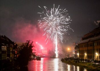 Das erste 'Feuerwerk für alle' auf der Regnitz hat in
der Silvesternacht viele Menschen begeistert. Quelle: Stadt Bamberg, Ronald Rinklef