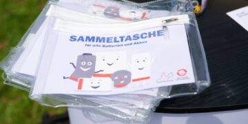 Alte Batterien und Akkus richtig entsorgen 12 Diese Sammeltaschen für Batterien und Akkus kann
man bei der Aktion 'Mach den Schubladen-Check' erhalten. Quelle: Stadt Bamberg, Sonja Seufferth