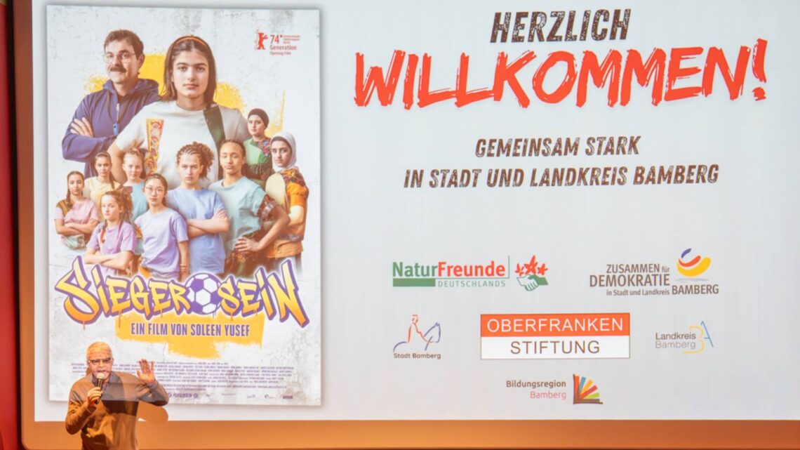Volles Haus beim Demokratiefilm in Bamberg 10 Nevfel Cumart im Gespräch mit den Schülerinnen und Schülern nach
dem Film 'Sieger sein'.
Quelle: Christian Lorenz, Bildungsbüro Landkreis Bamberg