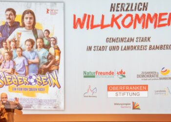 Volles Haus beim Demokratiefilm in Bamberg 18 Nevfel Cumart im Gespräch mit den Schülerinnen und Schülern nach
dem Film 'Sieger sein'.
Quelle: Christian Lorenz, Bildungsbüro Landkreis Bamberg