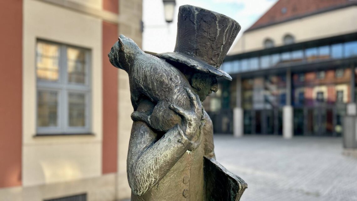Im E.T.A.-Hoffmann-Jubiläumsjahr wird auch der
E.T.A.-Hoffmann-Preis der Stadt Bamberg vergeben. Bürgerinnen und
Bürger können bis zum 1. März 2026 Vorschläge beim städtischen
Kulturamt einreichen. Das Foto zeigt die E.T.A.-Hoffmann-Statue vor
dem gleichnamigen Theater. Quelle: Stadt Bamberg, Anna Lienhardt