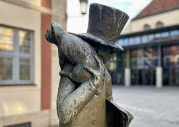 Wer erhält den E.T.A.-Hoffmann-Preis 2026? 13 Im E.T.A.-Hoffmann-Jubiläumsjahr wird auch der
E.T.A.-Hoffmann-Preis der Stadt Bamberg vergeben. Bürgerinnen und
Bürger können bis zum 1. März 2026 Vorschläge beim städtischen
Kulturamt einreichen. Das Foto zeigt die E.T.A.-Hoffmann-Statue vor
dem gleichnamigen Theater. Quelle: Stadt Bamberg, Anna Lienhardt