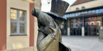 Wer erhält den E.T.A.-Hoffmann-Preis 2026? 12 Im E.T.A.-Hoffmann-Jubiläumsjahr wird auch der
E.T.A.-Hoffmann-Preis der Stadt Bamberg vergeben. Bürgerinnen und
Bürger können bis zum 1. März 2026 Vorschläge beim städtischen
Kulturamt einreichen. Das Foto zeigt die E.T.A.-Hoffmann-Statue vor
dem gleichnamigen Theater. Quelle: Stadt Bamberg, Anna Lienhardt