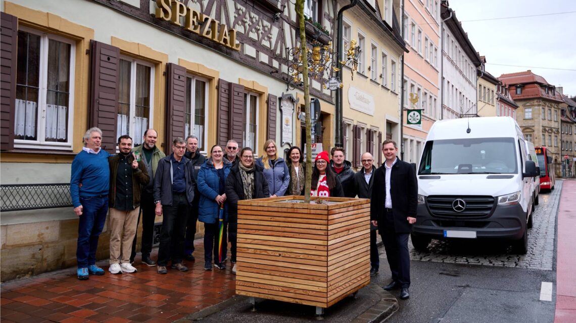 Vertreterinnen und Vertreter der Gewerbetreibenden mit
Mitarbeiterinnen und Mitarbeitern der Stadt Bamberg,
Wirtschaftsreferent Dr. Stefan Goller (zw.v.r.) sowie Umweltreferent
und Bürgermeister Jonas Glüsenkamp (r.). Quelle: Sonja Seufferth, Stadt Bamberg