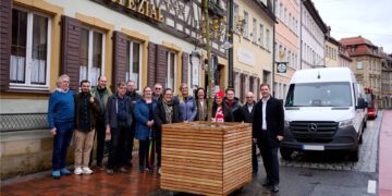 Neue Pflanzkübel bringen frisches Grün in die Obere Königstraße 15 Vertreterinnen und Vertreter der Gewerbetreibenden mit
Mitarbeiterinnen und Mitarbeitern der Stadt Bamberg,
Wirtschaftsreferent Dr. Stefan Goller (zw.v.r.) sowie Umweltreferent
und Bürgermeister Jonas Glüsenkamp (r.). Quelle: Sonja Seufferth, Stadt Bamberg
