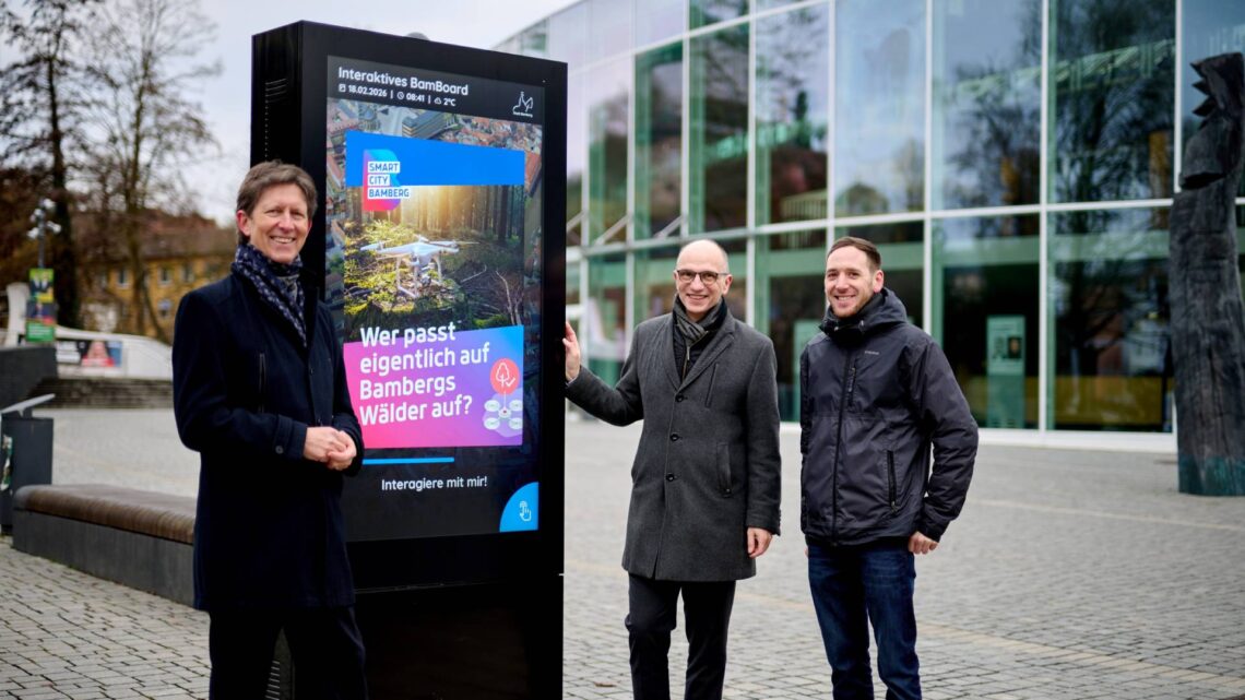 Projektleitung Sascha Götz (von links), Referent
für Wirtschaft und Digitalisierung Dr. Stefan Goller und
Projektmanager Jonas Behr vor dem BamBoard an der Konzerthalle. Quelle: Stadt Bamberg, Sonja Seufferth