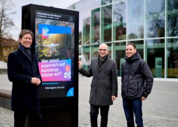 BamBoards: Digitale Infos für alle – auch ohne Smartphone 16 Projektleitung Sascha Götz (von links), Referent
für Wirtschaft und Digitalisierung Dr. Stefan Goller und
Projektmanager Jonas Behr vor dem BamBoard an der Konzerthalle. Quelle: Stadt Bamberg, Sonja Seufferth