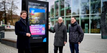 BamBoards: Digitale Infos für alle – auch ohne Smartphone 14 Projektleitung Sascha Götz (von links), Referent
für Wirtschaft und Digitalisierung Dr. Stefan Goller und
Projektmanager Jonas Behr vor dem BamBoard an der Konzerthalle. Quelle: Stadt Bamberg, Sonja Seufferth