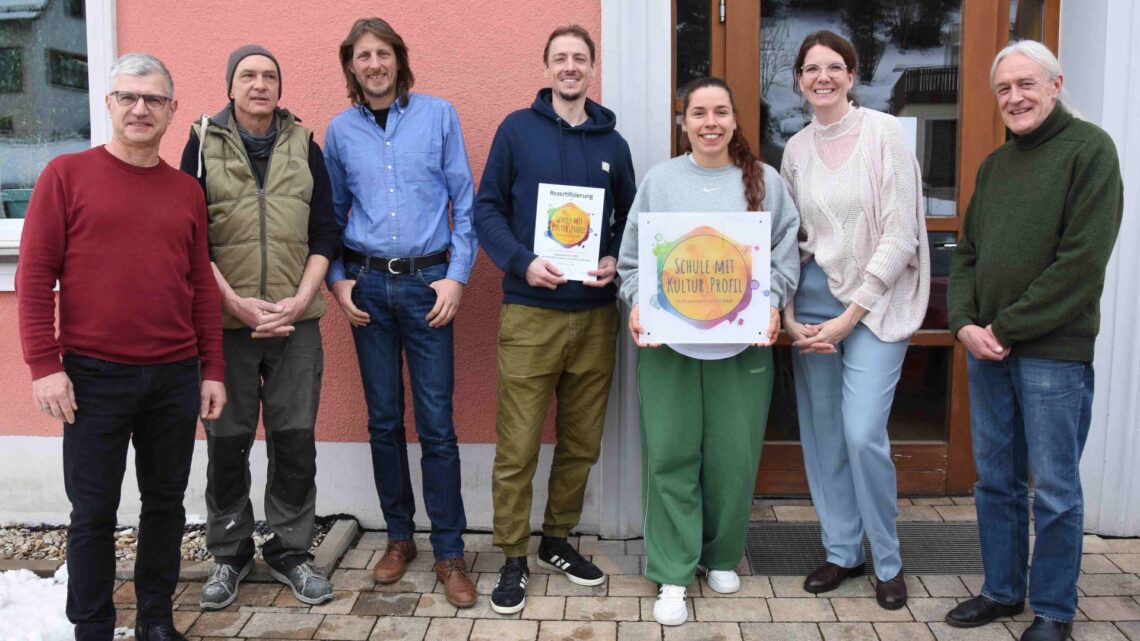 Rezertifizierung der Grundschule Königsfeld als Schule mit Kultur.Profil:
Frank Dörfer (l.), stellv. Schulleiter Christoph Hoh (Mitte) und Lisa Rieger (2.v.r.)
mit den Kulturpartner:innen Erik von Brandt (2.v.l.), Patrik Lumma (3.v.l.),
Yessica Höpfl (3.v.r.) und Stephan Barnikel (r.). Quelle: Quelle: KS:BAM, Anja Hofmann