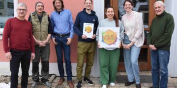 Grundschule Königsfeld bleibt 'Schule mit Kultur.Profil' 13 Rezertifizierung der Grundschule Königsfeld als Schule mit Kultur.Profil:
Frank Dörfer (l.), stellv. Schulleiter Christoph Hoh (Mitte) und Lisa Rieger (2.v.r.)
mit den Kulturpartner:innen Erik von Brandt (2.v.l.), Patrik Lumma (3.v.l.),
Yessica Höpfl (3.v.r.) und Stephan Barnikel (r.). Quelle: Quelle: KS:BAM, Anja Hofmann