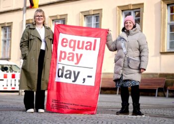 Equal Pay Day 2026: 16 Prozent Lohnlücke bleiben Realität 12 Elena Hümmer und Nina Köhler von der
Gleichstellungsstelle hissen die Fahne zum Equal Pay Day vor dem
Rathaus Maxplatz. Quelle: Stadt Bamberg, Sonja Seufferth