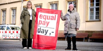Equal Pay Day 2026: 16 Prozent Lohnlücke bleiben Realität 14 Elena Hümmer und Nina Köhler von der
Gleichstellungsstelle hissen die Fahne zum Equal Pay Day vor dem
Rathaus Maxplatz. Quelle: Stadt Bamberg, Sonja Seufferth