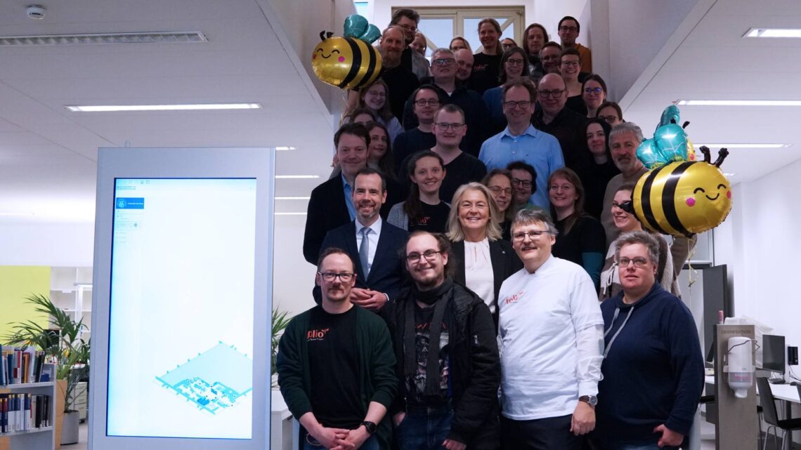 Startschuss für FOLIO an der Universität Bamberg 10 Das Team der Universitätsbibliothek Bamberg gemeinsam mit Universitätspräsident Kai Fischbach und Kanzlerin Dagmar Steuer-Flieser beim offiziellen Start des neuen Managementsystems in der Teilbibliothek 3. Quelle: Stephanie Fröba/Universität Bamberg