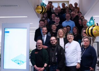 Das Team der Universitätsbibliothek Bamberg gemeinsam mit Universitätspräsident Kai Fischbach und Kanzlerin Dagmar Steuer-Flieser beim offiziellen Start des neuen Managementsystems in der Teilbibliothek 3. Quelle: Stephanie Fröba/Universität Bamberg