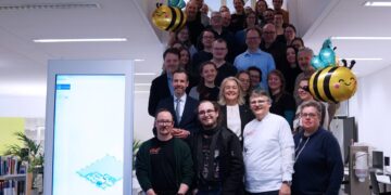 Startschuss für FOLIO an der Universität Bamberg 12 Das Team der Universitätsbibliothek Bamberg gemeinsam mit Universitätspräsident Kai Fischbach und Kanzlerin Dagmar Steuer-Flieser beim offiziellen Start des neuen Managementsystems in der Teilbibliothek 3. Quelle: Stephanie Fröba/Universität Bamberg