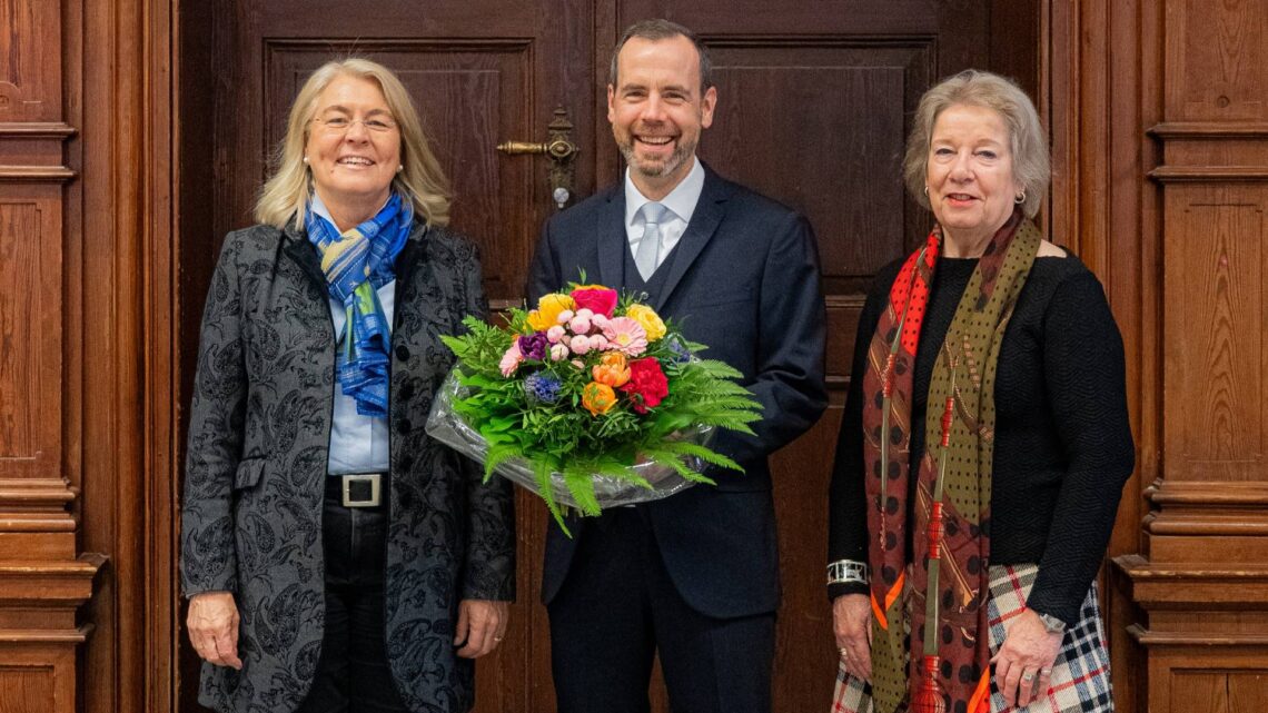 Kai Fischbach als Präsident der Universität Bamberg wiedergewählt 10 Der Universitätsrat hat Kai Fischbach für eine zweite Amtszeit gewählt. Die Vorsitzende des Gremiums Merith Niehuss (r.) gratulierte dem Universitätspräsidenten nach der Wahl gemeinsam mit der Kanzlerin der Universität Dagmar Steuer-Flieser (l.). Quelle: Elisabeth Miedl/Universität Bamberg