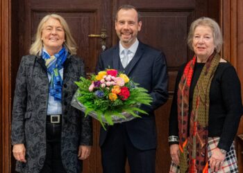 Der Universitätsrat hat Kai Fischbach für eine zweite Amtszeit gewählt. Die Vorsitzende des Gremiums Merith Niehuss (r.) gratulierte dem Universitätspräsidenten nach der Wahl gemeinsam mit der Kanzlerin der Universität Dagmar Steuer-Flieser (l.). Quelle: Elisabeth Miedl/Universität Bamberg